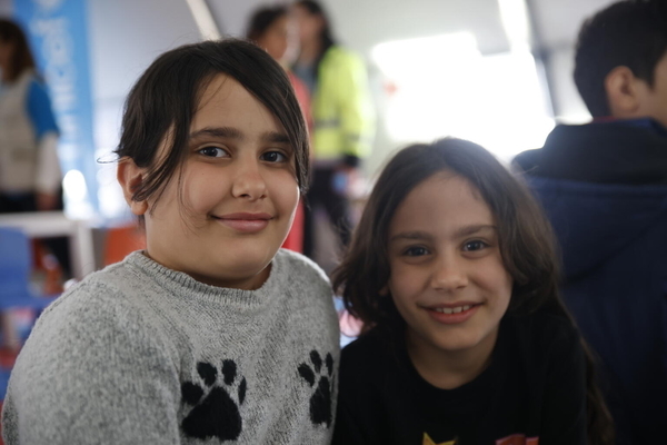 ハタイの一時避難所にあるユニセフの子どもにやさしい空間で、心理社会的支援を受ける子どもたち。(トルコ、2023年3月17日撮影)