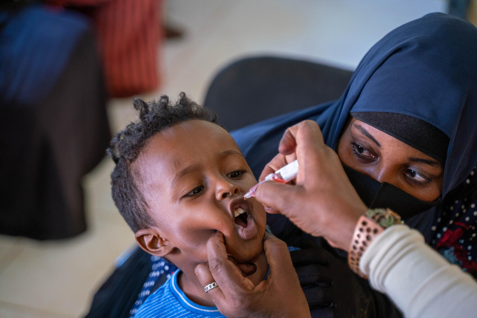 ポリオの予防接種を受ける子ども。
