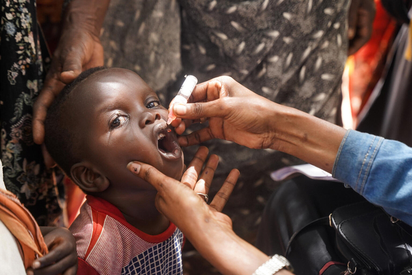 ダルフールで、ポリオの予防接種を受ける子ども。(2023年3月18日撮影)