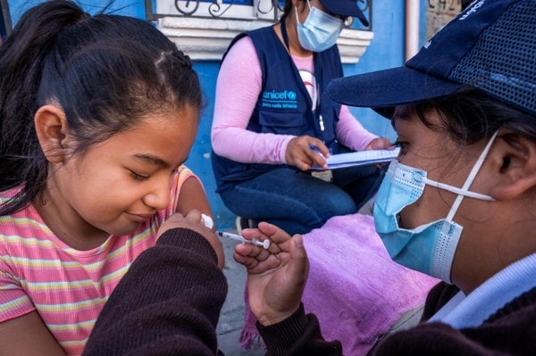 ユニセフなどが支援する栄養保健団体からHPVと破傷風の予防接種を受ける10歳のルルドさん。この団体は、遠隔地にあるコミュニティを訪問している。(グアテマラ、2023年1月撮影)