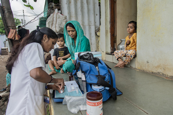 助産師が自宅に訪問し、2回目のはしか・風疹ワクチン接種とビタミンAの投与や、ポリオ、ジフテリア、百日咳、破傷風の予防接種を受ける1歳のジーシャンちゃん。(インド、2022年10月撮影)
