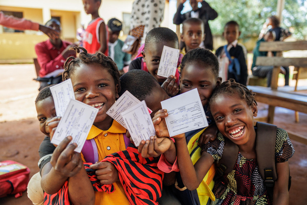 ニアッサ州で行われたコレラの予防接種キャンペーンでワクチン接種を受け、接種カードを受け取った子どもたち。(モザンビーク、2023年2月撮影)