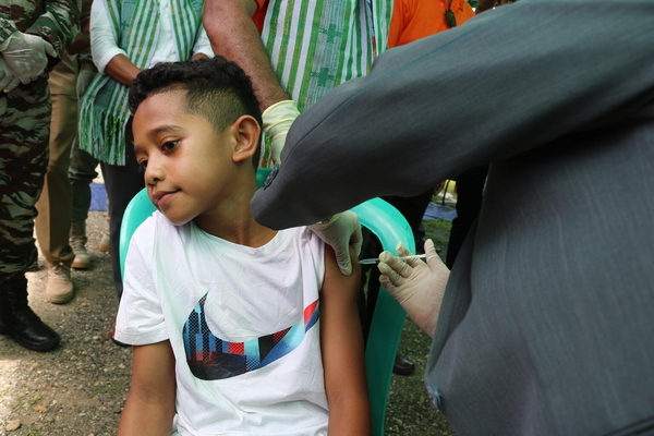 ユニセフが支援する保健省の5歳以下の子どもを対象とした定期予防接種キャンペーンで、はしか・風疹、肺炎、ポリオなどの予防接種を受ける子ども。(東ティモール、2023年1月撮影)