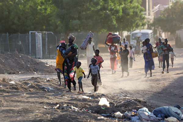 ハルツームで激化する紛争から逃れる人たち。(スーダン、2023年4月19日撮影／AFP)