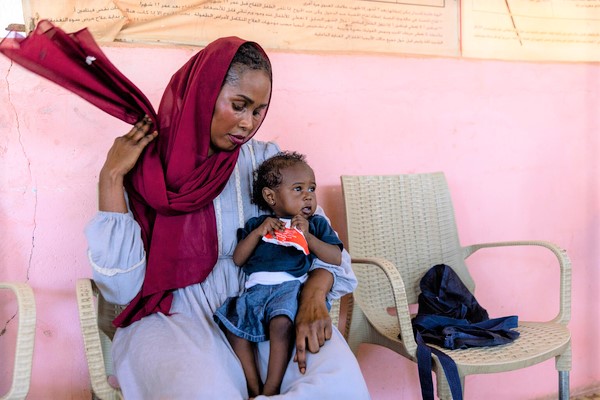 ダルフール南部の保健センターで、すぐに食べられる栄養治療食(RUTF)を口にする生後9カ月のイムランちゃん。重度の急性栄養不良と診断され、治療を受けている。(スーダン、2022年10月撮影)※本文との直接の関係はありません