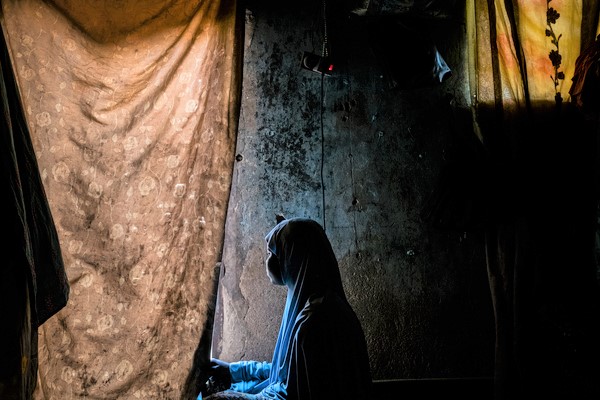 12歳の時、ボコ・ハラムに拉致されたダダさんは、戦闘員からレイプされ13歳で娘を出産した。何とか逃げ出したダダさんはカメルーンの軍事キャンプにたどり着き、ボルノ州の避難所で2歳の娘と暮らしている。(ナイジェリア、2017年3月撮影)