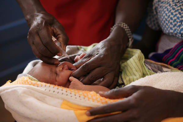 保健センターで経口ポリオワクチンの投与を受ける、生まれたばかりの赤ちゃん。(ウガンダ、2023年3月撮影)