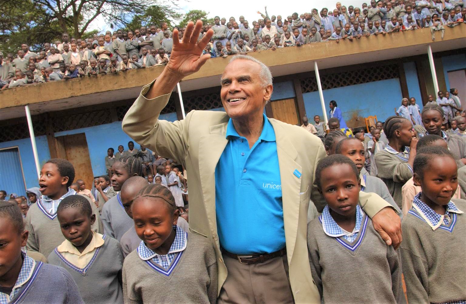 首都ナイロビ近くにある小学校を訪れたユニセフ親善大使のハリー・ベラフォンテ氏。(ケニア、2004年2月撮影)