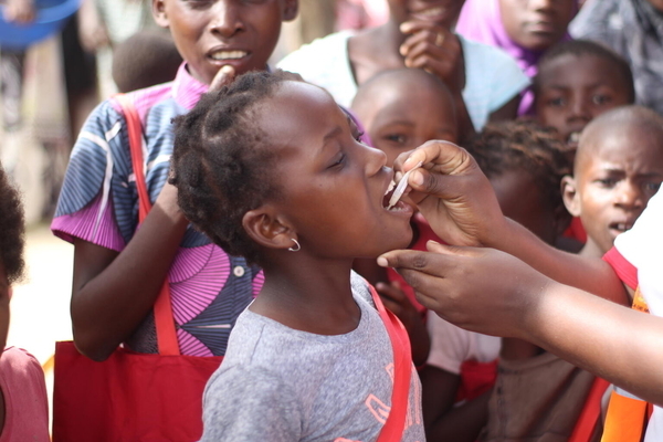 ザンベジア州で行われたユニセフが支援するコレラの予防接種キャンペーンで、経口ワクチンの投与を受ける子どもたち。(モザンビーク、2023年3月31日撮影)