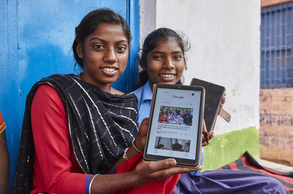 ビハール州のパトナにある学校で、タブレット端末を活用して学習するソナムさんとカージャルさん。(インド、2023年3月17日撮影)