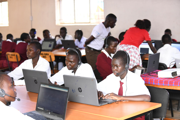アジュマニ県の女子中学校で、パソコンを使い生物のオンライン授業を受ける女の子たち。(ウガンダ、2023年3月20日撮影)