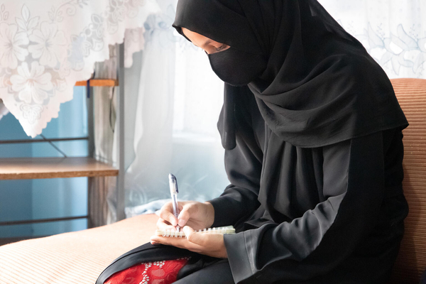 女子中等教育が禁止され、学校に通えなくなった18歳のアレソさん(仮名)。家庭が貧しく、自宅にインターネットもないためオンライン学習を受けることもできない。(アフガニスタン、2023年3月12日撮影)