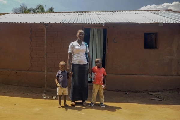 学費のために15歳の時に結婚し、子ども2人を出産した20歳のエスターさん。ユニセフなどの支援により学校に戻ることができ、教員を目指している。(コンゴ民主共和国、2022年12月16日撮影)