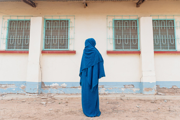 結婚から逃れ、子ども救済センターで避難生活を送る女の子。貧困や児童婚などで逃れてきた子どもたちに食事や寝る場所を提供しており、子どもたちは近くの学校に通うことができている。(ケニア、2022年10月撮影)