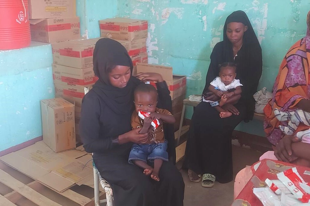 カッサラ州でユニセフが支援する外来の栄養治療プログラムを受け、すぐに食べられる栄養治療食(TURF)を口にする子ども。(スーダン、2023年5月1日撮影)