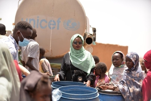 ユニセフの給水車から水を受け取る人たち。(スーダン、2023年4月29日撮影)