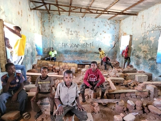 空き校舎で遊ぶスーダン難民の子どもたち。紛争が続くスーダンから中央アフリカ共和国に逃れてきた。(中央アフリカ共和国、2023年5月4日撮影)