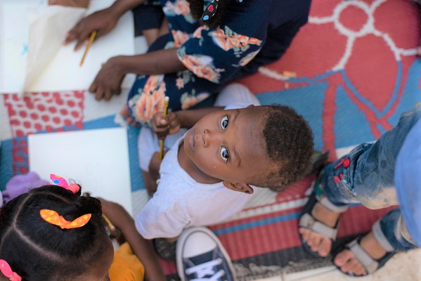ポートスーダンのユニセフが支援する一時避難所で、心理社会的支援を受ける国内避難民の子ども。(スーダン、2023年5月9日撮影)