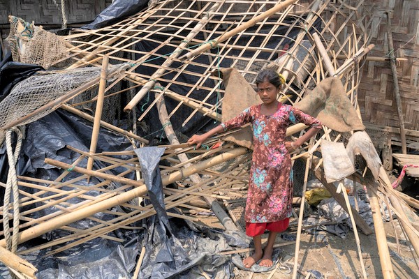 テクナフ群で、サイクロン「モカ」により破壊された自宅前に立つ女の子。(バングラデシュ、2023年5月15日撮影)