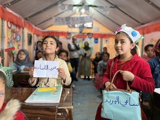北西部のイドリブにあるユニセフが支援する公式の学校で、授業を受ける子どもたち。続く紛争や地震の影響で避難した子どもたちに、教育や心理社会的支援を提供している。(シリア、2023年4月1日撮影)