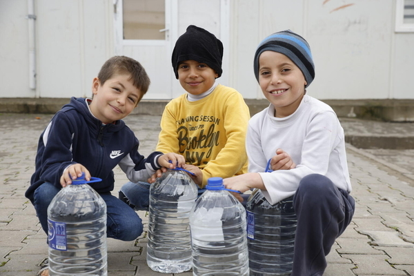カフラマンマラシュにある避難所で、飲み水を受け取った男の子たち。(トルコ、2023年3月撮影)
