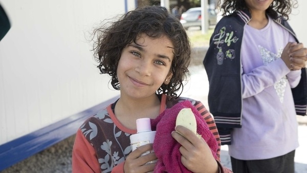 ラタキアの避難所にあるユニセフが支援するバスルームで、シャワーを浴びることができ喜ぶ9歳のフダさん。(シリア、2023年3月撮影)