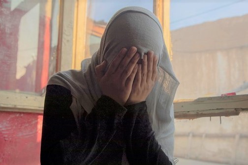 女子中等教育が禁止され、学校へ通えなくなった15歳のザーラさん。「教育を受ける権利を奪われ、医者になる夢も叶えられず、とても絶望的で悲しいです」と話す。(アフガニスタン、2023年3月18日撮影)