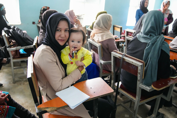 バーミヤン州で、ユニセフが支援する教員養成コースの講習を受ける母親のラヒマさん。このコースは女性教員を増やすことを目的とし、教育学や指導方法を学ぶことができる。(アフガニスタン、2023年5月1日撮影)