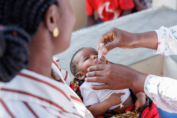 ザンベジア州のケリマネにある保健施設で、コレラの予防接種を受ける子ども。(モザンビーク、2023年4月24日撮影)
