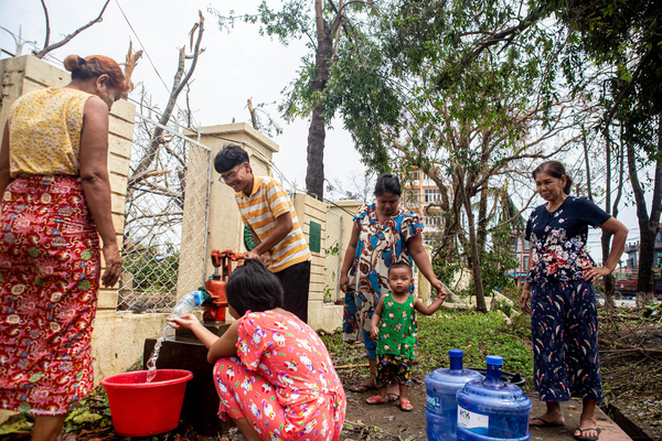 サイクロン「モカ」の影響を受けたラカイン州のシットウェで、水道から水を汲む住民たち。(ミャンマー、2023年5月16日撮影)