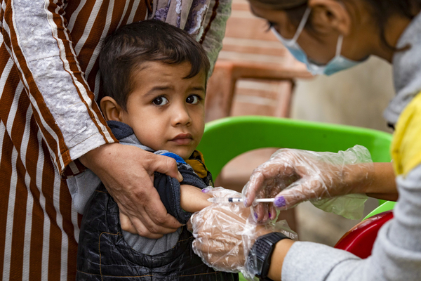 北東部のハサカで行われたはしかとポリオの予防接種キャンペーンで、はしかのワクチン接種を受ける男の子。(シリア、2022年10月撮影)