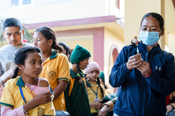 学校で行われたはしかと風疹の予防接種キャンペーンで、ワクチン接種を受ける女の子。(ネパール、2023年1月撮影)