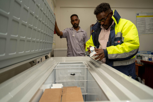 カッサラ州の予防接種拡大プログラムを実施している施設内にある、ワクチン保管冷蔵庫で、ワクチンと保冷温度の確認をするスタッフ。(スーダン、2023年3月撮影)