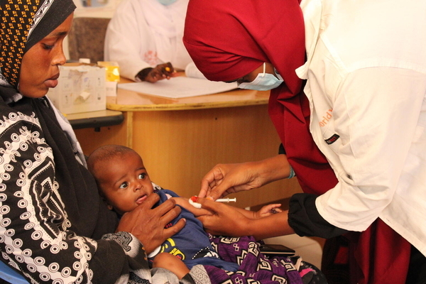 はしかの予防接種を受ける生後2カ月のアブディラハマンちゃん。(ソマリア、2022年10月撮影)