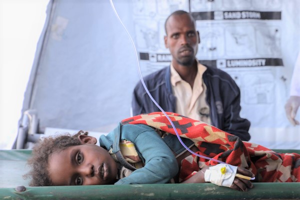 汚れた川の水を飲んでコレラに感染し、保健施設で治療を受ける6歳のレーシャさん。(エチオピア、2023年3月撮影)