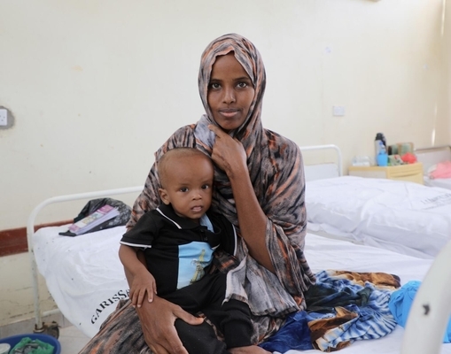 ガリッサにある病院で治療を受けたことで、急性栄養不良から回復した生後10カ月のマンスールちゃん。(ケニア、2023年5月2日撮影)