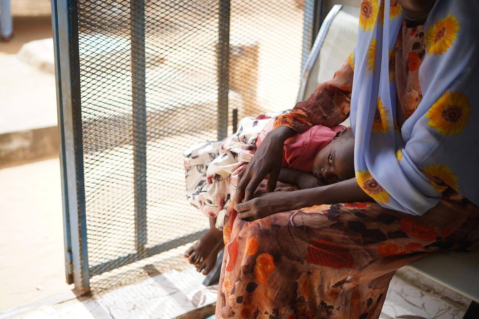 ユニセフが支援する保健センターを訪れ、診察を待っている親子（スーダン、2023年5月2日撮影）