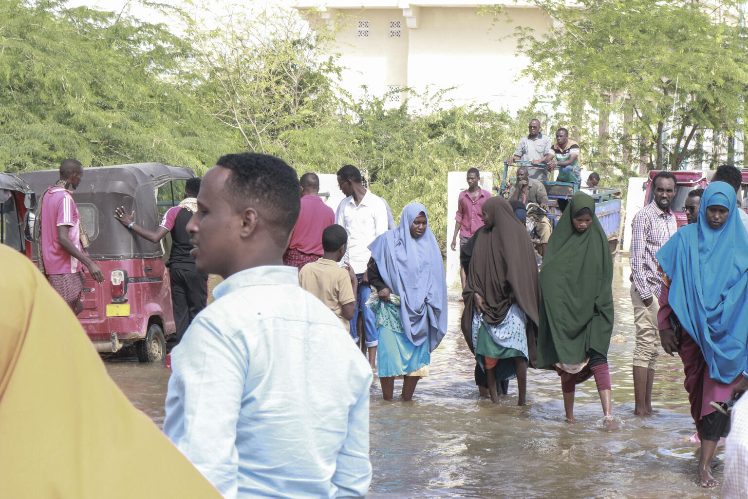 河川の氾濫により洪水が起きたベレトウェインの町で、人々が避難する様子。過去40年間で最悪の干ばつに加え、集中豪雨により、ソマリア全土で多くの人々が避難を余儀なくされている。（ソマリア、2023年5月25日撮影）