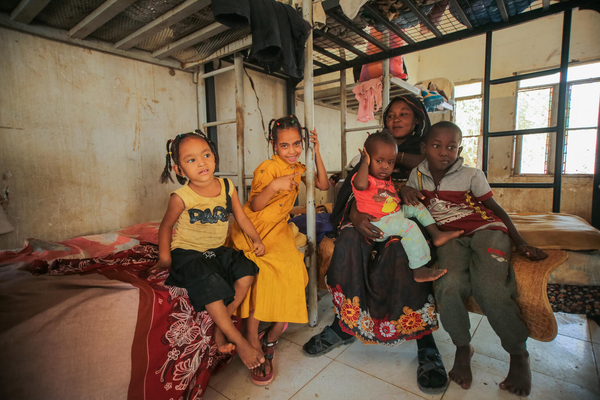 激化する紛争から逃れ、一時避難施設に身を寄せる家族。(スーダン、2023年5月12日撮影)