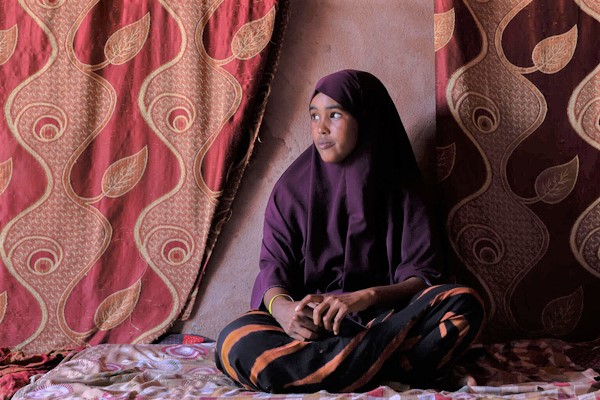 紛争によりソマリ州に避難した12年生のセミラさん。家族とともに故郷へ戻り、紛争のない平和な暮らしをすることを望んでいる。(エチオピア、2023年3月撮影)