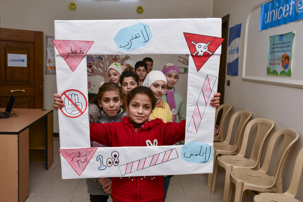 ダマスカス郊外にあるユニセフが支援するセンターで、爆発物の危険について学んだ子どもたち。(シリア、2023年1月撮影)
