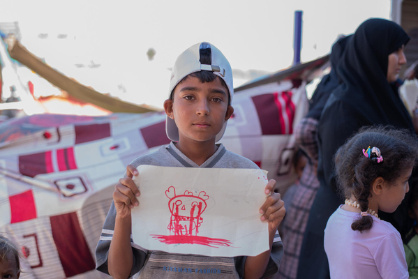 激化する紛争から逃れ、ポートスーダンの避難所でユニセフの心理社会的支援を受ける男の子。(スーダン、2023年5月撮影)