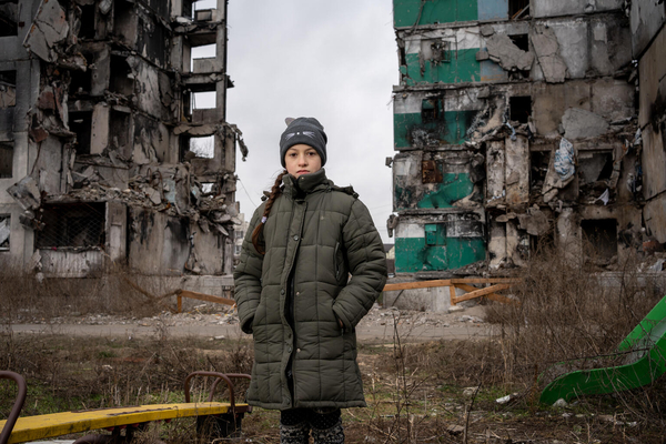 爆撃により破壊された自宅マンションの前に立つ10歳のベロニカさん。(ウクライナ、2023年1月撮影)