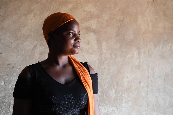 小学3年生の時、貧困のため学校を中退せざるを得ず、さらに紛争で故郷からの避難を余儀なくされ、父親に結婚させられそうになった17歳のウードラオゴさん。母親と妹と逃げ出し、北中部地方の都市カヤで暮らしている。(ブルキナファソ、2022年5月撮影)