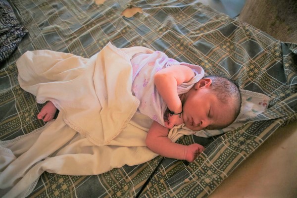 激化する紛争から逃れ一時避難所で眠る赤ちゃん。(スーダン、2023年5月撮影)※本文との直接の関係はありません