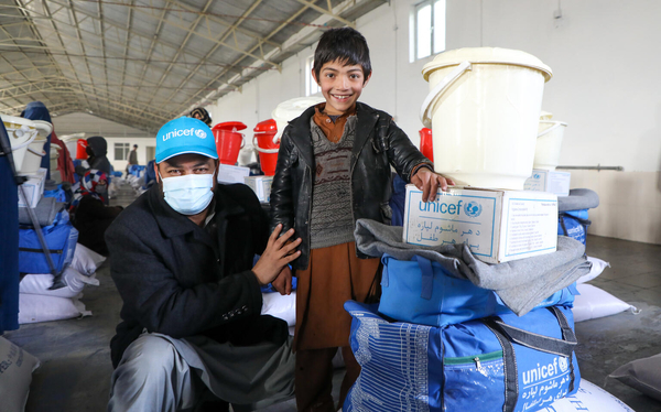 カブールで、ブランケットや冬服、衛生キットなどのユニセフの支援物資を受け取った11歳のハディさん。(アフガニスタン、2022年1月撮影)