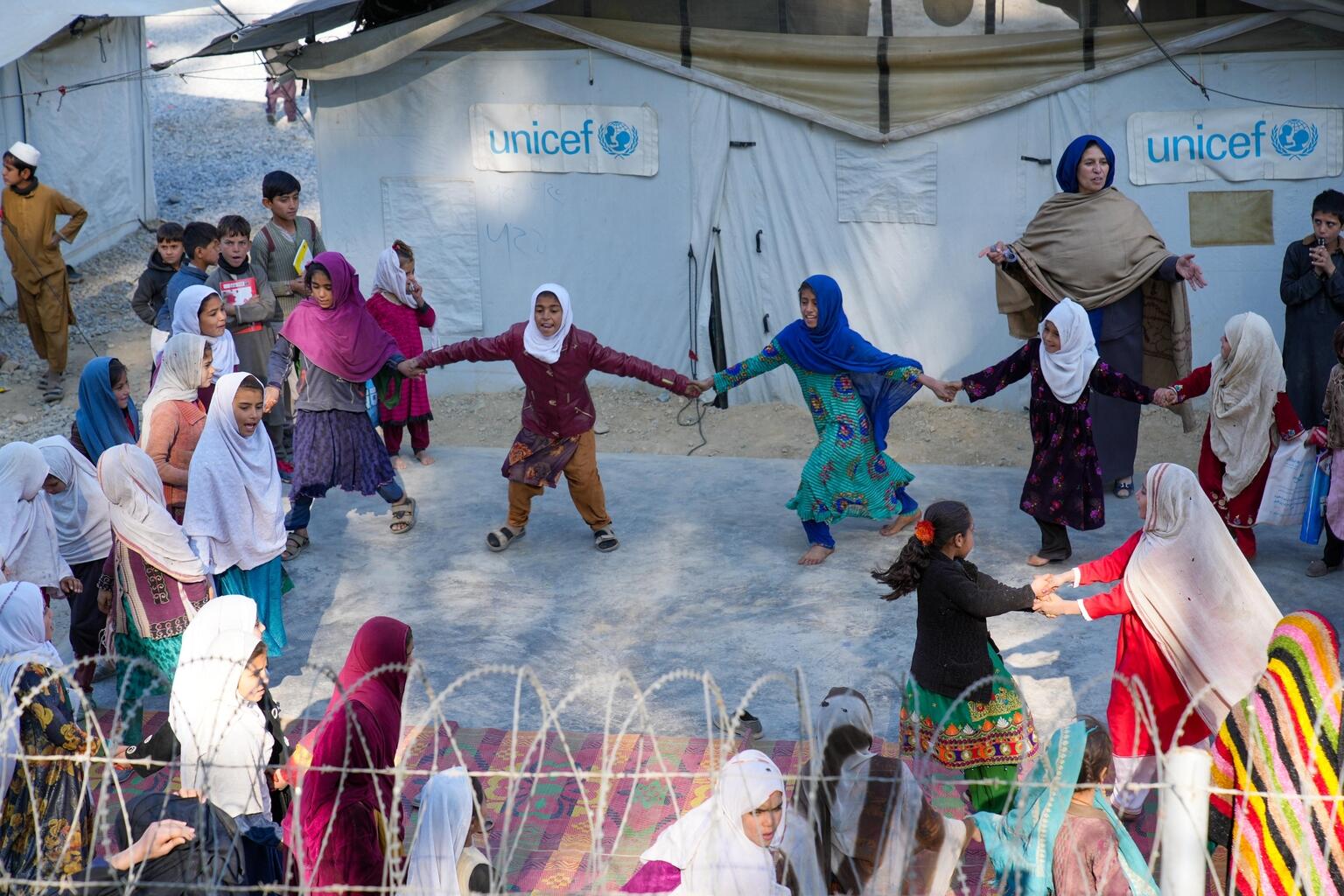 トールハム国境の子どもにやさしい空間で遊ぶ女の子たち（アフガニスタン、2022年12月13日撮影）
