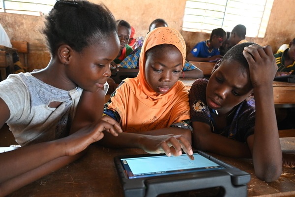 北東部のカヤにある学校で、タブレット端末を使用して勉強する子どもたち。(ブルキナファソ、2023年5月16日撮影)