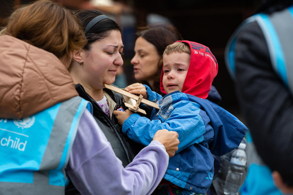 駅に設置されたユニセフの支援拠点「ブルードット」で、スタッフからおもちゃを受け取るウクライナ難民の子ども。(ポーランド、2022年10月撮影)