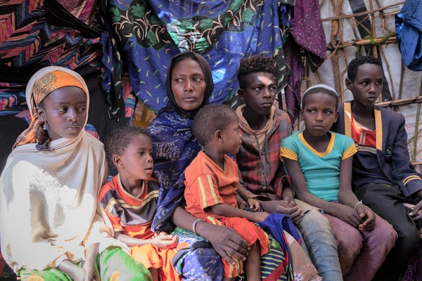 オロミヤ州での干ばつの影響により故郷から、Dubuluk国内避難民キャンプへ逃れた家族。(エチオピア、2022年10月撮影)